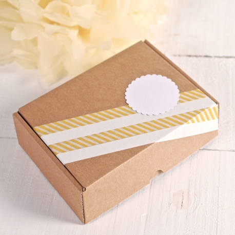 Boîte rectangulaire décoré en jaune et blanc