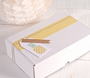 Boîte tropicale avec l’étiquette « Ananas » et washi tape jaune