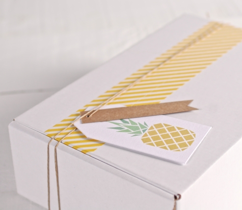 Boîte tropicale avec l’étiquette « Ananas » et washi tape jaune