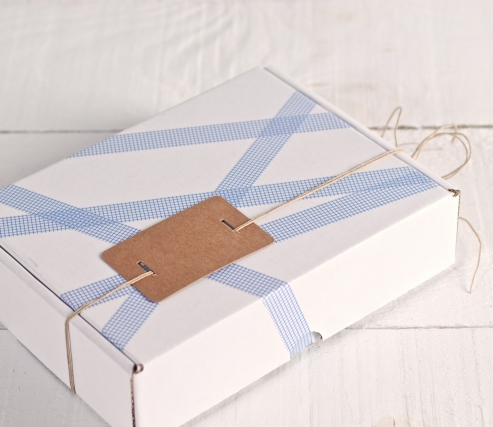 Boîte blanche décorée avec du washi tape carrés bleus
