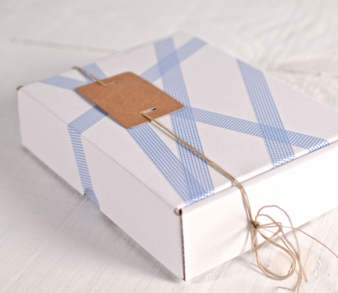 Boîte blanche décorée avec du washi tape carrés bleus