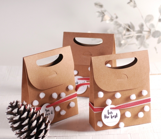 Bolsa de cartón navideña con pompones