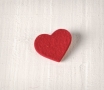 Coeur en feutrine rouge décoratif