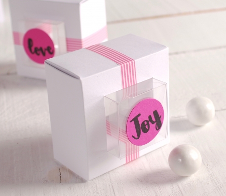 Boîte cadeau avec cadre blanc et rose