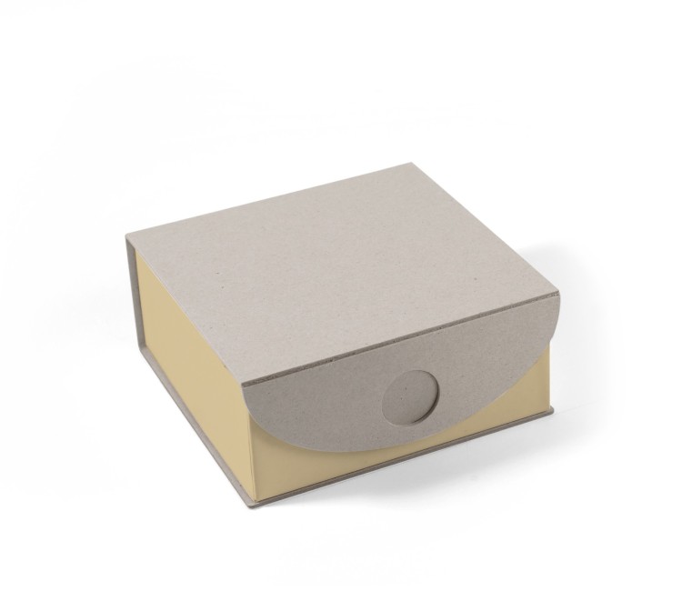 Boîte carrée en carton écologique rigide, montée et assemblée.