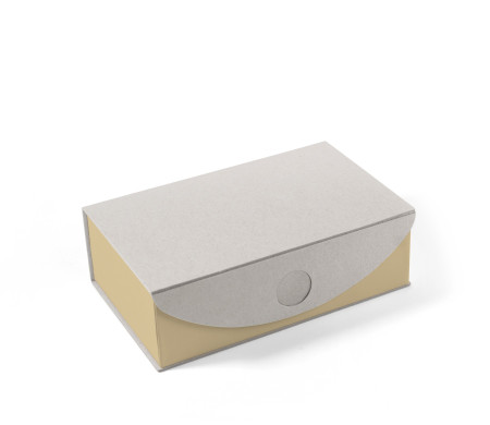 Boîte rectangulaire en carton écologique rigide, livrée montée.
