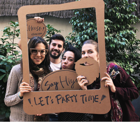 Photo booth en carton avec déguisements