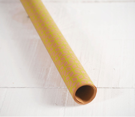 Papier cadeau à motifs géométriques