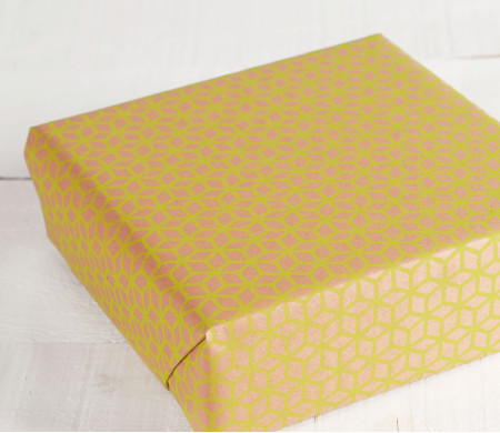 Papier cadeau à motifs géométriques
