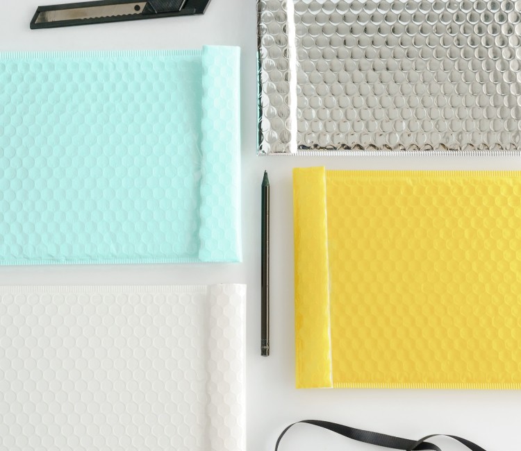 Enveloppes postales brillantes
