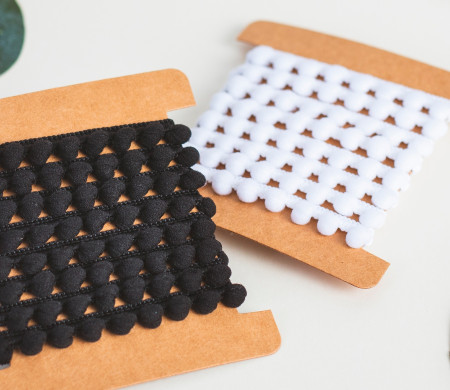 Ruban avec des Pompons, de couleur Blanche ou Noire