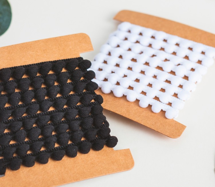 Ruban avec des Pompons, de couleur Blanche ou Noire