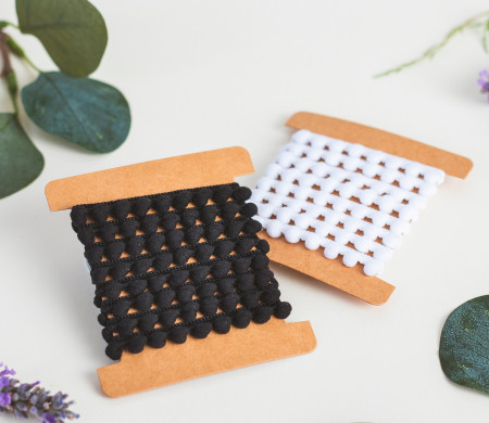 Ruban avec des Pompons, de couleur Blanche ou Noire
