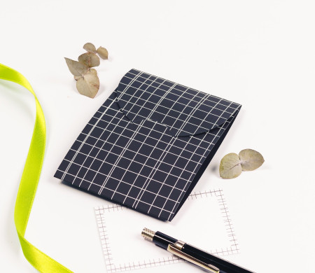 Enveloppe en carton pour cartes et bons avec un motif de lignes.