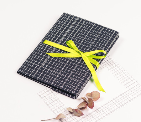 Chemise en carton pour cartes cadeau avec un motif de lignes discret.
