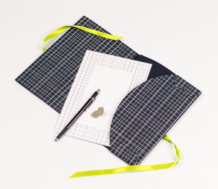 Chemise en carton pour cartes cadeau avec un motif de lignes discret.