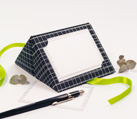 Boîte pour bons avec motif de lignes discret.