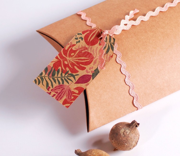 Ruban zigzag rose avec notes dorées de 0,5 cm de largeur.