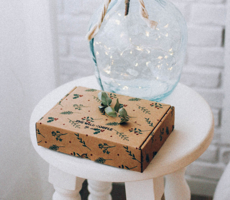 Boîte décorée de feuilles