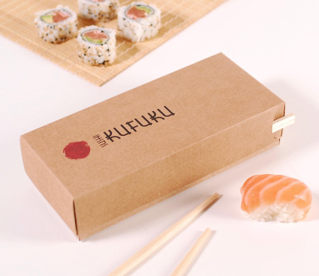 Boîte en carton pour sushis avec fente range-baguettes