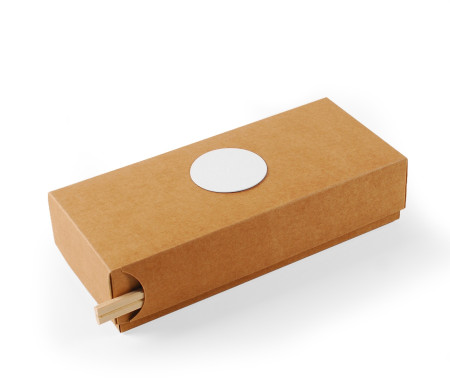 Boîte en carton pour sushis avec fente range-baguettes