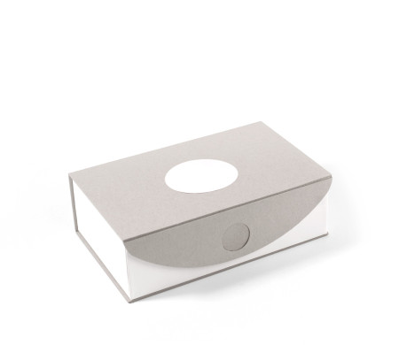 Boîte rectangulaire en carton écologique rigide, livrée montée.