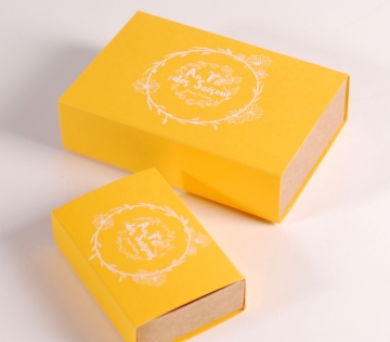 Boîte d’allumettes jaune à offrir