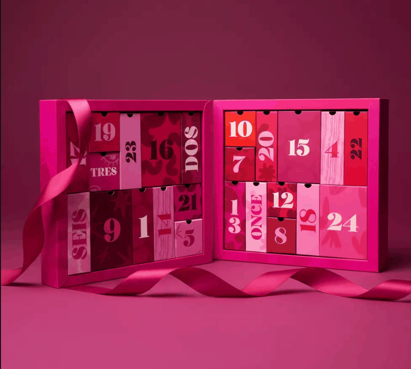 Calendrier de l'avent personnalisé pour Perfume's Club avec plusieurs compartiments pour produits de beauté, fabriqué par Selfpackaging.