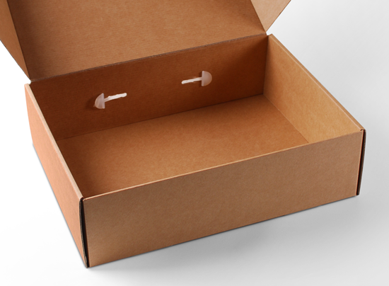 Boîte-mallette en carton avec poignée en plastique
