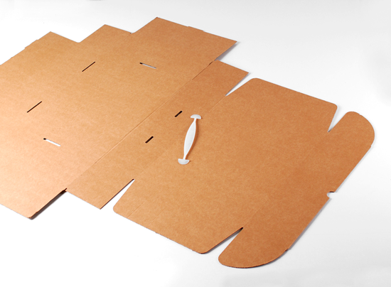 Boîte-mallette en carton avec poignée en plastique