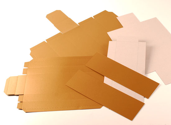Boîte carton renforcée pour une bouteille de vin avec couvercle