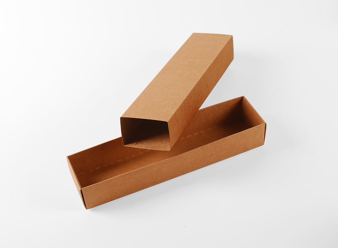 Boîte en carton allongée pour sushis avec bandeau