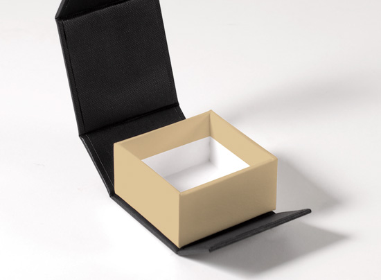 Boîte doublée avec plateau rigide